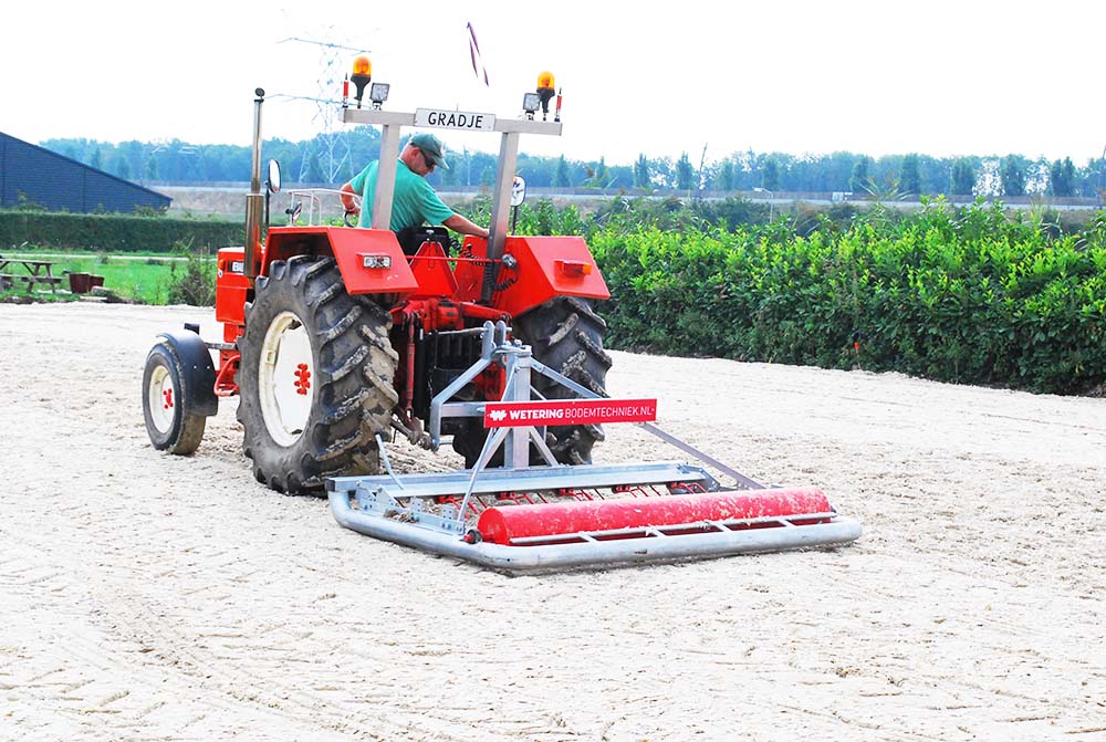 paardenbodem, buitenbak, buitenbodem. geopad, springbodem, manegebodem buiten, paardrijbodem, paardenbak, binnenbak, springen, dressuurbak, aanleggen buitenbak, kosten buitenbak