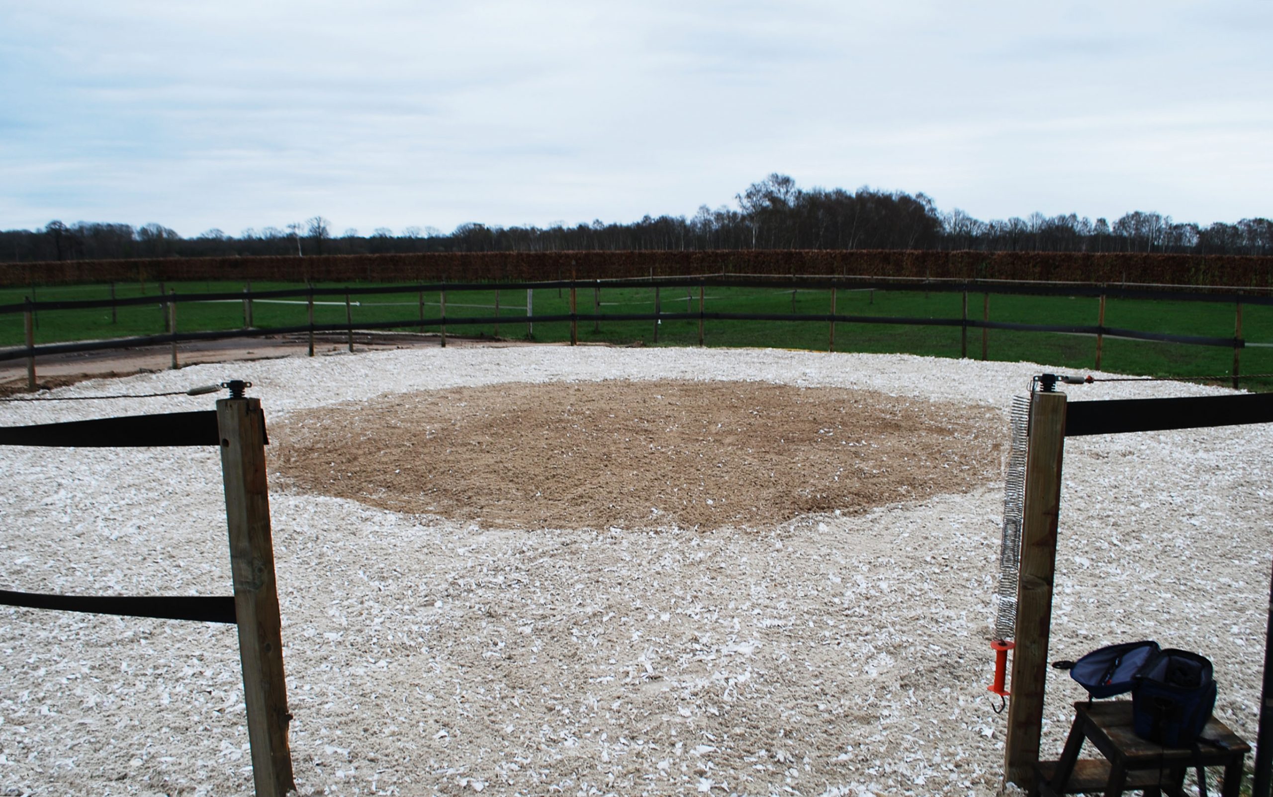 paardenbodem, buitenbak, buitenbodem, geopad, springbodem, manegebodem buiten, paardrijbodem, paardenbak, binnenbak, binnenbodem, springen, dressuur, aanleggen buitenbak, kosten buitenbak, eb en vloedbodem, eb en vloed, aanleggen paardenbodem